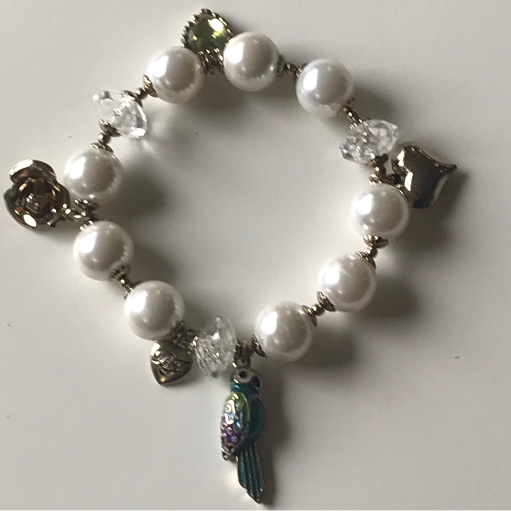 BETSEY JOHNSON GREEN MULTI PARROT BIRD PEARL CHARM BRACELET. STRETCH BANGLE